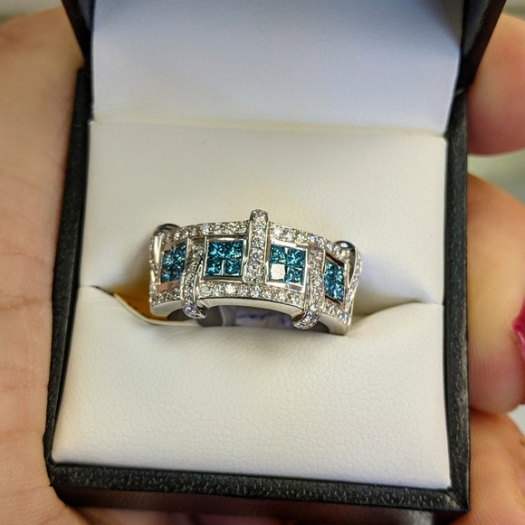 18k blue & white diamond ring - Picture 2 of 12